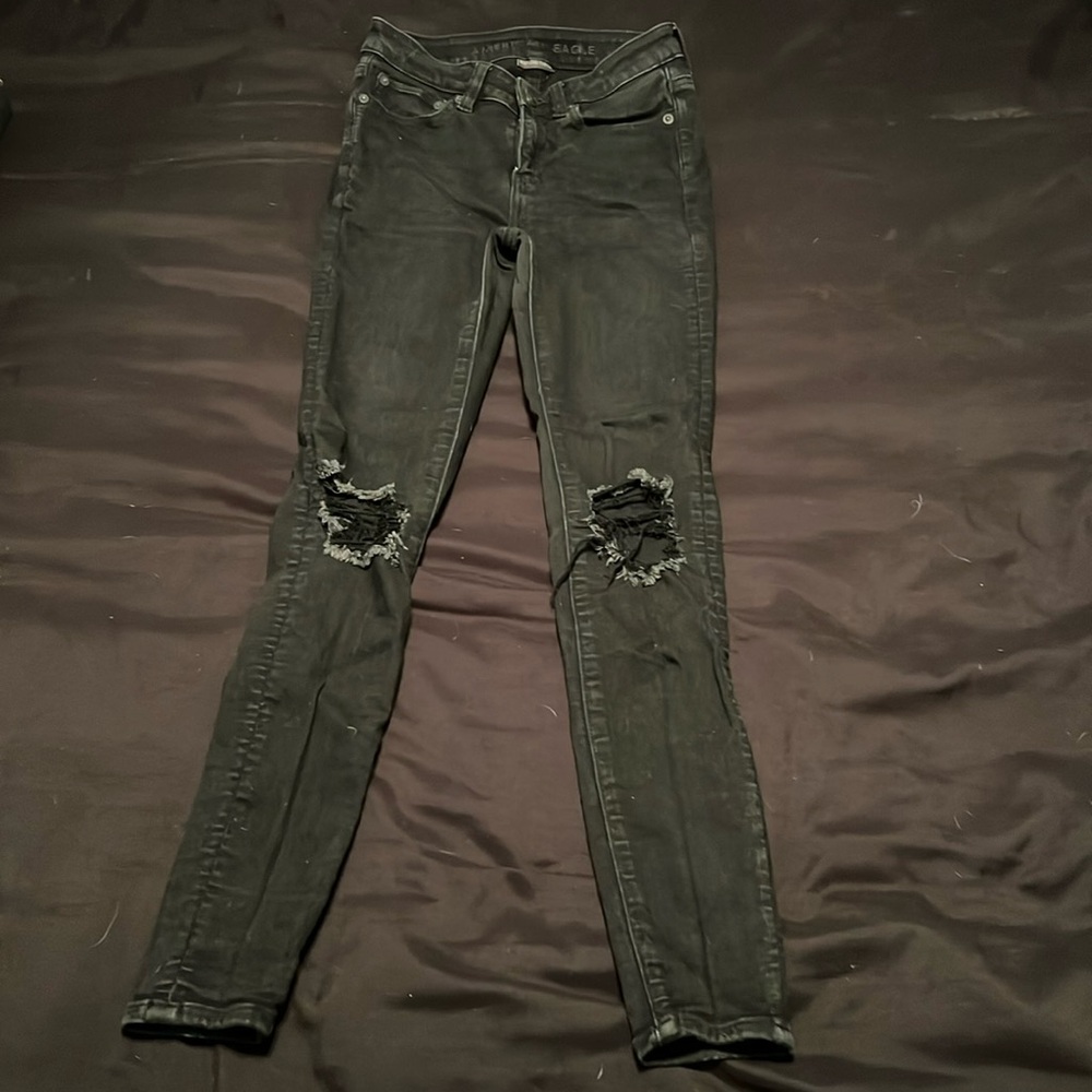 American eagle next level stretch skinny jeans. 
Distressed
Size 2